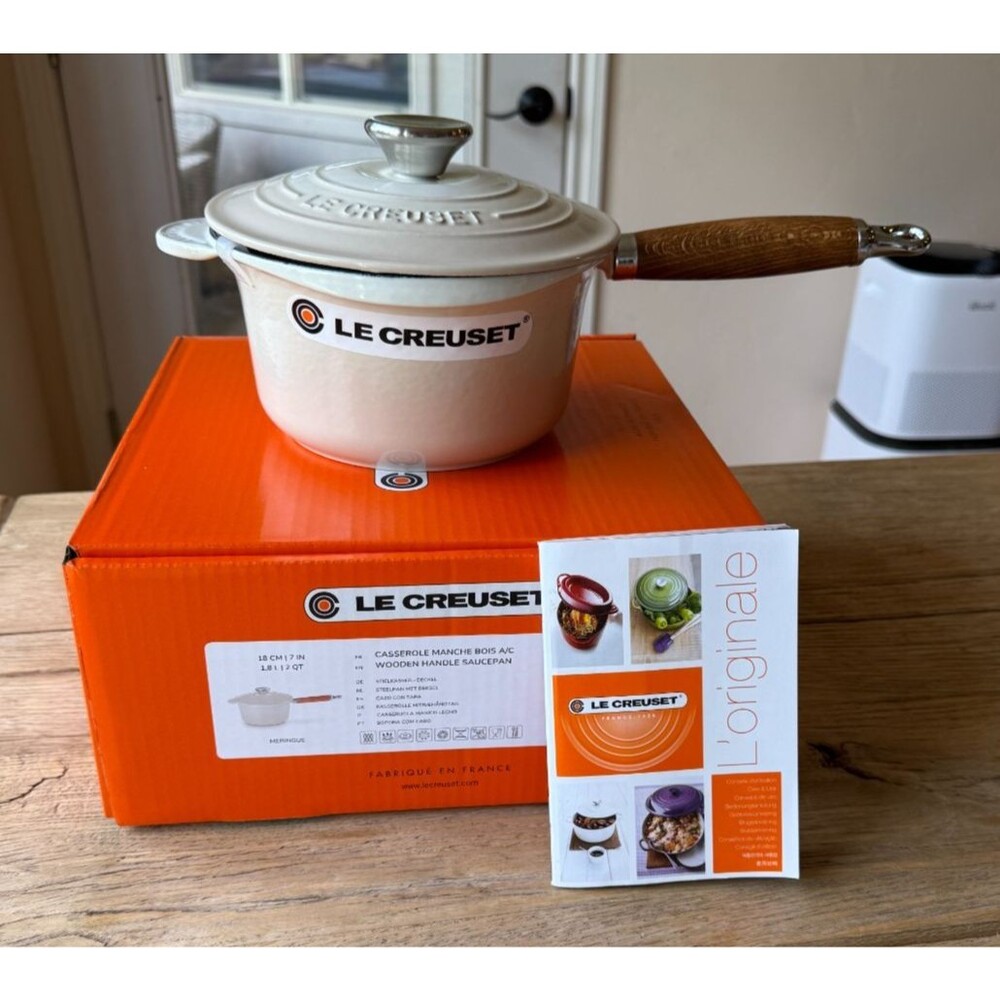 Le Creuset Cast Iron 2 qt Saucepan with Wooden Handle 7 in 18 cm Meringue NEW
